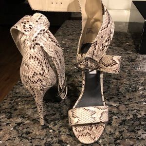 Snake Skin Steve Madden heels, Looks new!!
